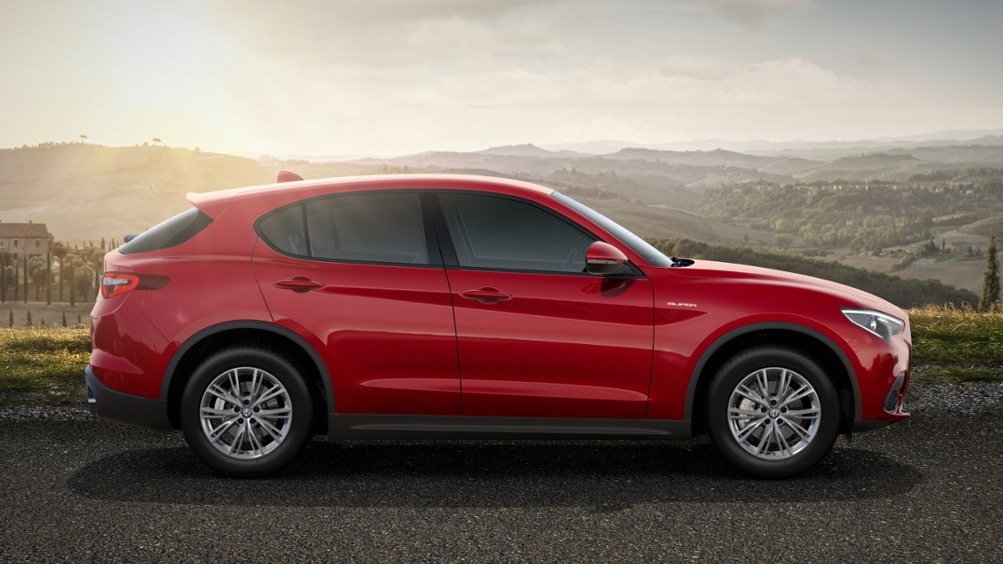 Alfa Romeo Stelvio Super Rossa Fianco in noleggio
