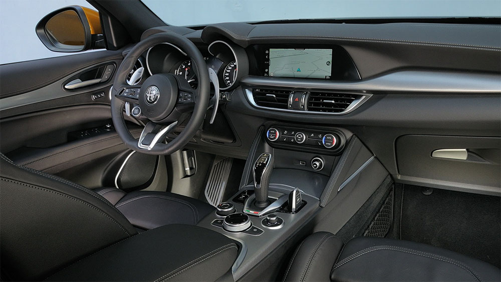 Alfa Romeo Stelvio interno cruscotto