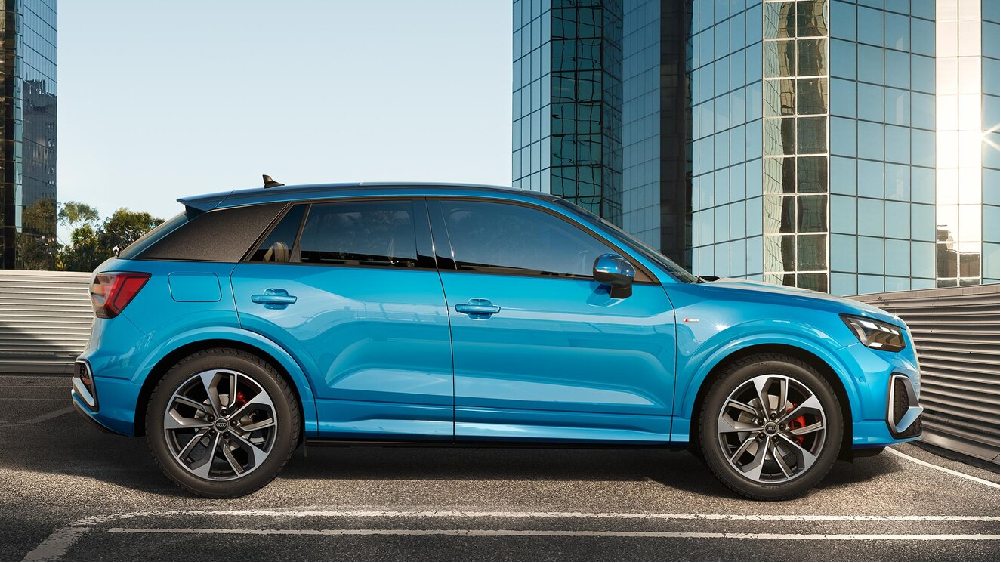 Audi Q2 Azzurra my2021 fianco