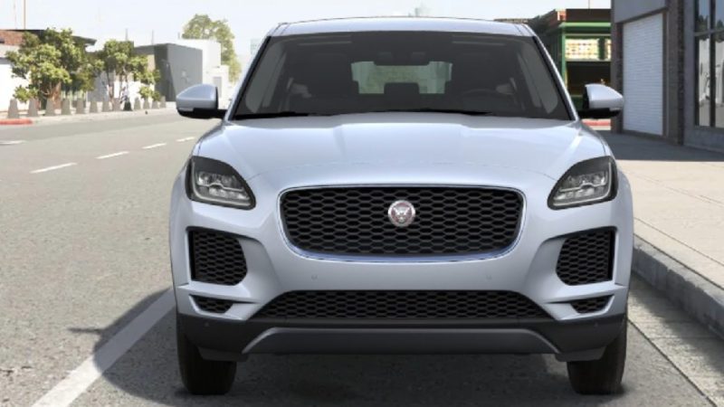 Jaguar E Pace grigia davanti