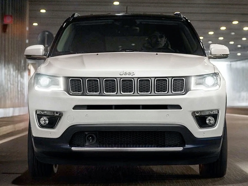 Jeep Compass longitude bianca mod. 2021 a noleggio