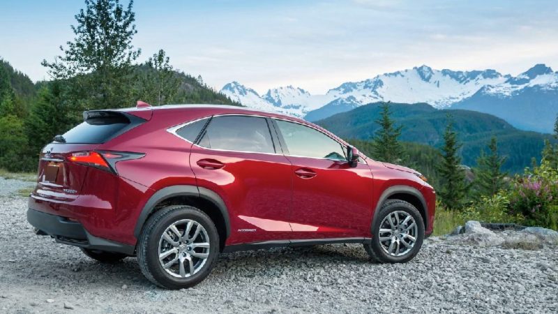 Lexus NX Hybrid rossa fianco