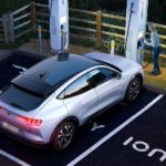 Ford Mustang Mach-E in ricarica thumbnail