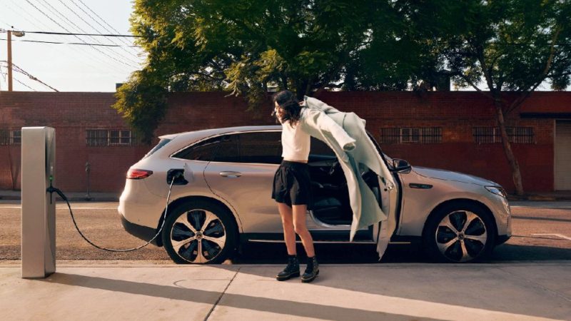 Mercedes EQC elettrica in ricarica