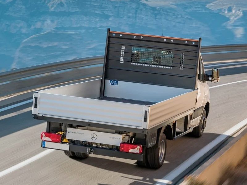 Mercedes Sprinter cabinato con sponde a noleggio
