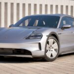 Porsche Taycan di colore grigio vista davanti pargheggiata thumbnail