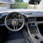 Vista degli interni della Porsche Taycan Elettrica in particolare cruscotto e volante thumbnail