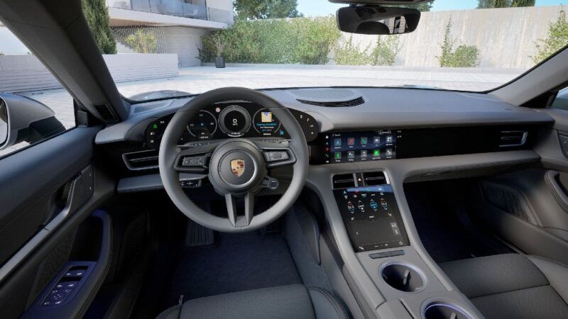 Vista degli interni della Porsche Taycan Elettrica in particolare cruscotto e volante