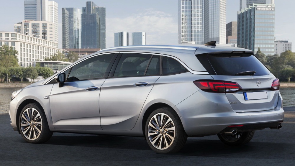 Opel Astra sport tourer sw fianco