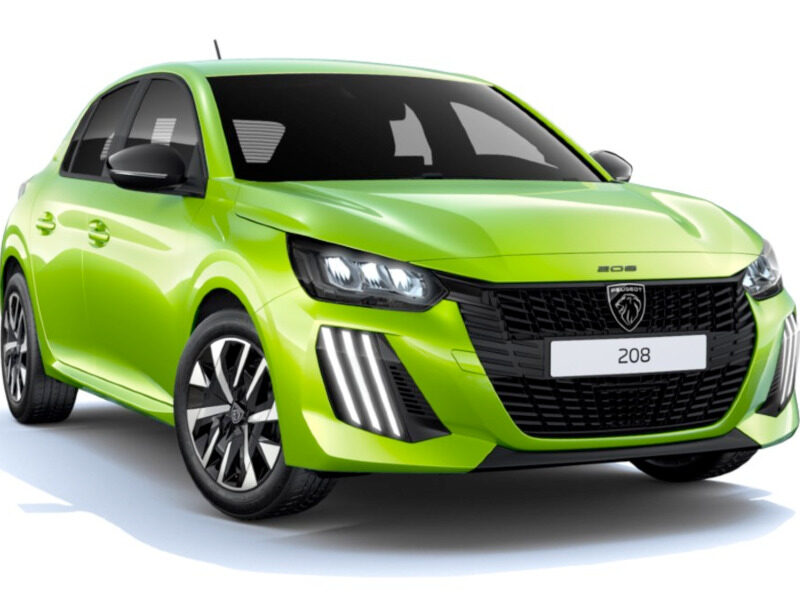 Vista frontale della Peugeot 208 my2026 di colore verde a noleggio lungo termine trevirent