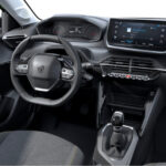 Vista degli interni in particolare del posto guida della Peugeot 208 a noleggio con Trevirent thumbnail