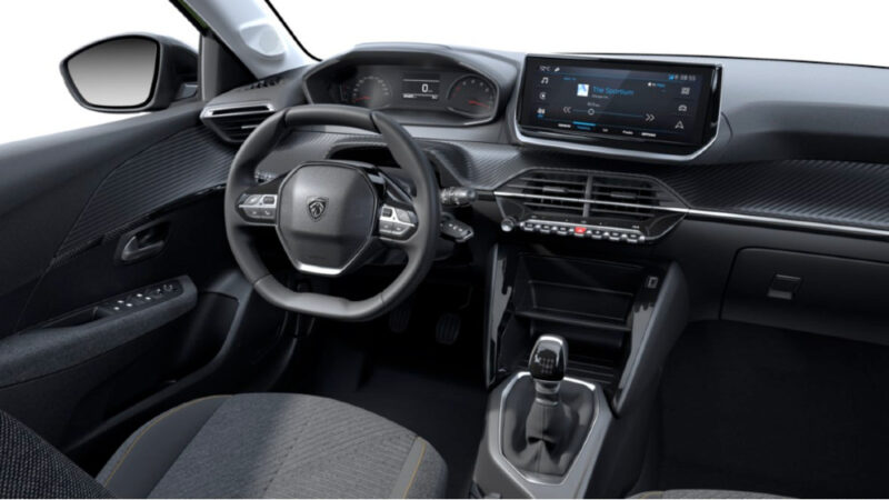 Vista degli interni in particolare del posto guida della Peugeot 208 a noleggio con Trevirent