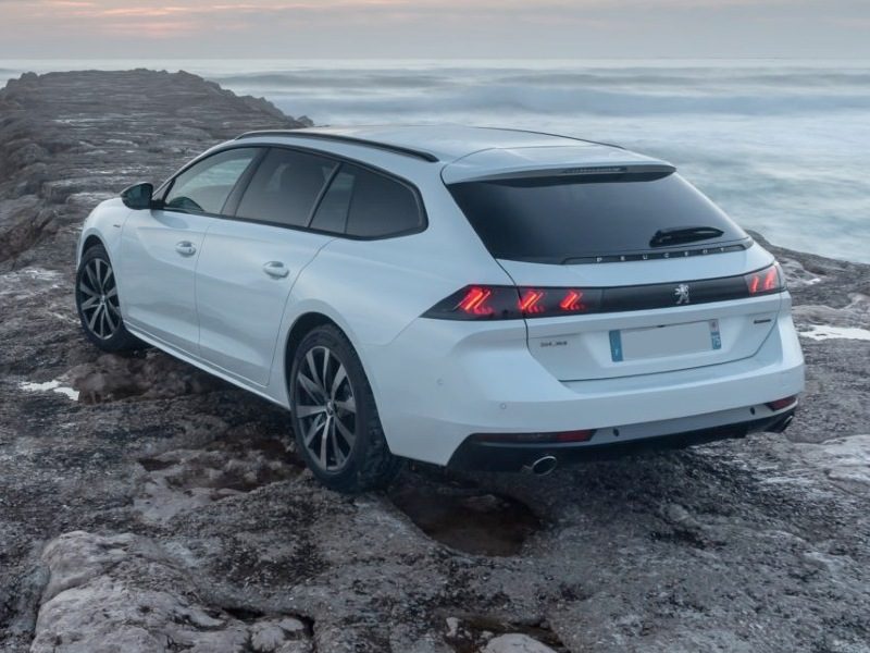 Peugeot 508 SW bianca a noleggio