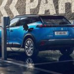 Peugeot e-2008 elettrica in ricarica thumbnail