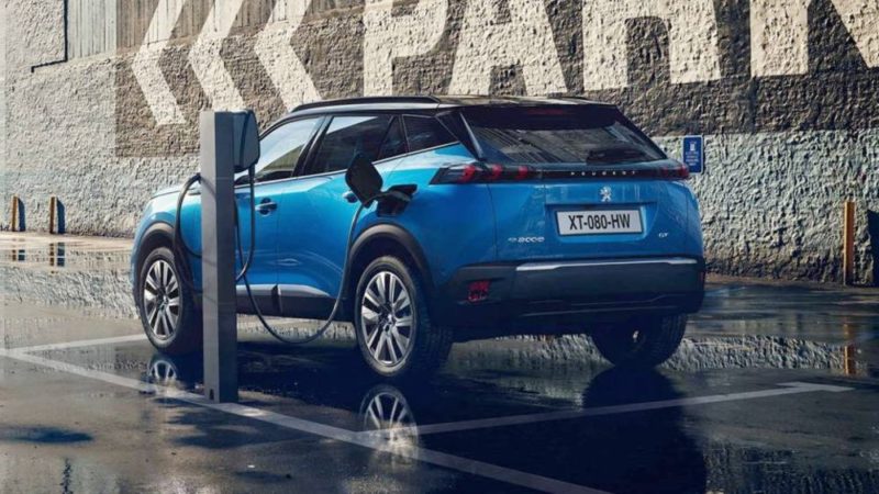 Peugeot e-2008 elettrica in ricarica
