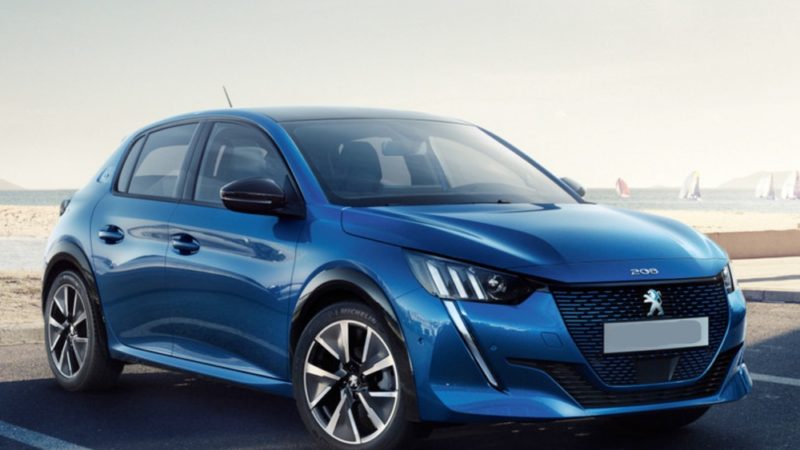 Peugeot e-208 elettrica lato davanti