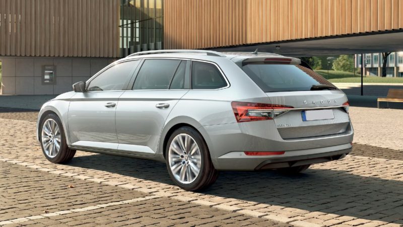 Skoda Superb sw vista laterale
