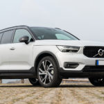 Volvo XC40 vista frontale tre quarti thumbnail