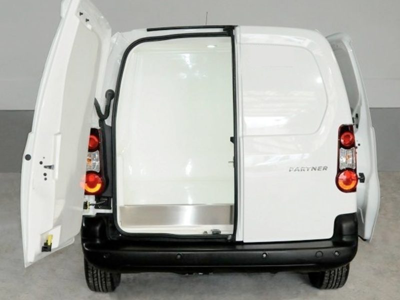 Peugeot Partner allestito per trasporto pane e pasticceria da forno a noleggio