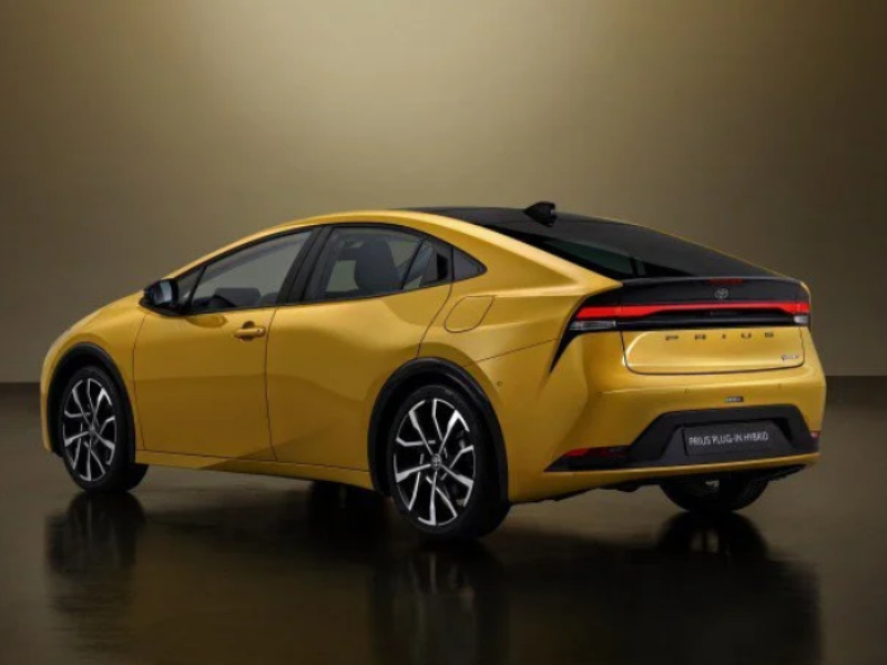 Toyota Prius hybrid plug in noleggio lungo termine