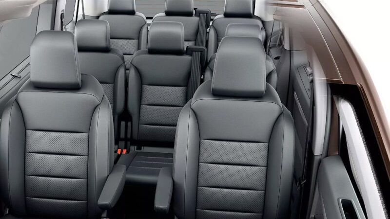 Toyota Porace Verso 9 posti interno