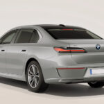 BMW serie 7 740 Mhev di colore grigio vista laterale posteriore thumbnail