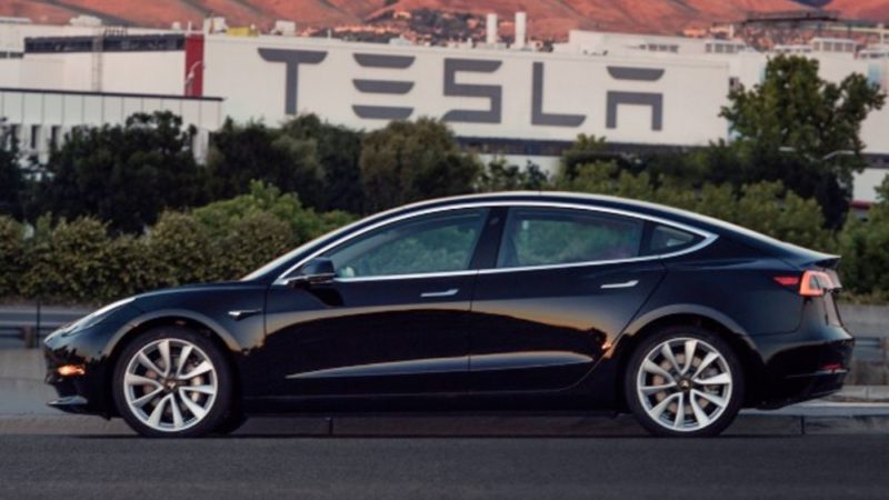 Tesla Model 3 Fianco