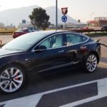 Tesla Model 3 nera in ricarica thumbnail