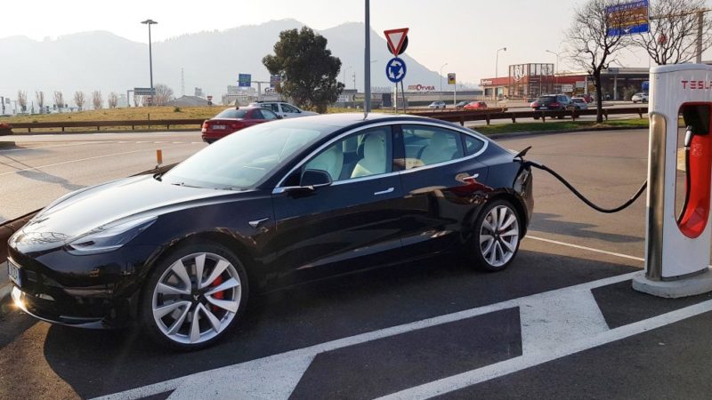 Tesla Model 3 nera in ricarica