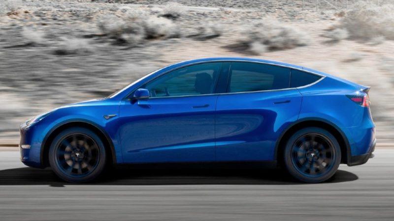 Tesla Model Y blu fianco