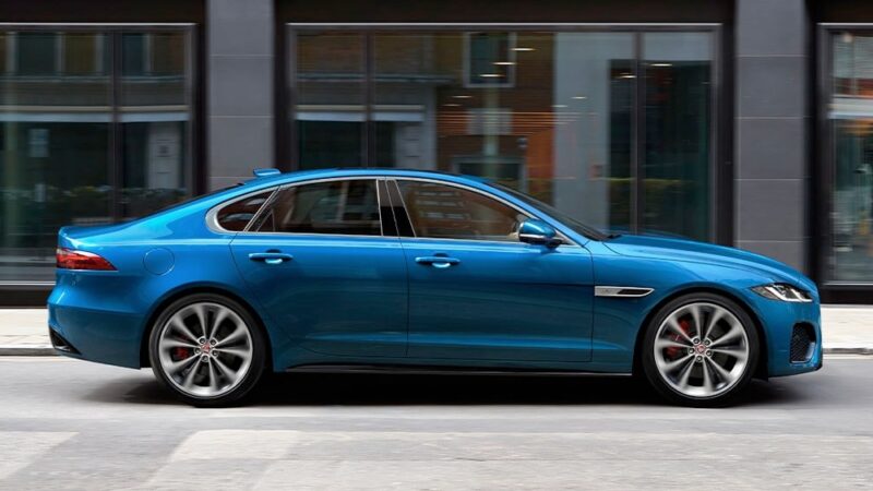 Jaguar XF blu fianco