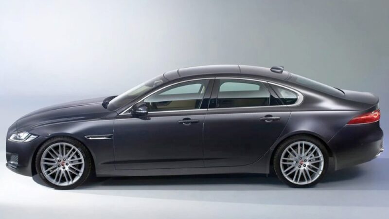 Jaguar XF grigia fianco