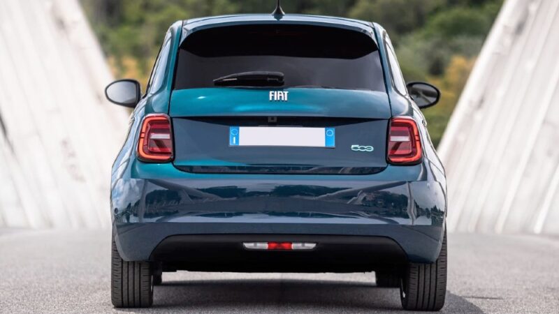 Fiat 500 elettrica dietro