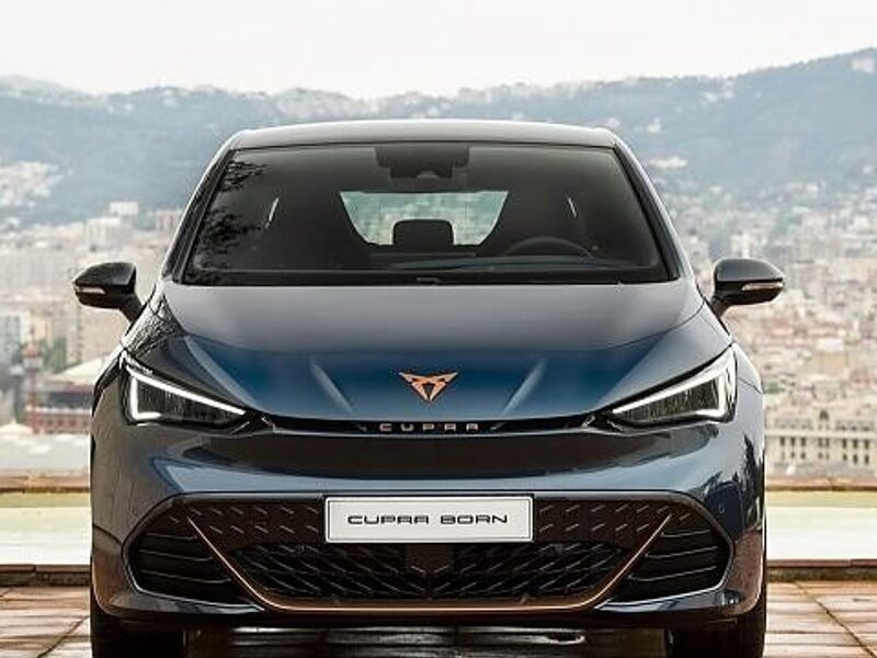 Cupra Born davanti noleggio a lungo termine