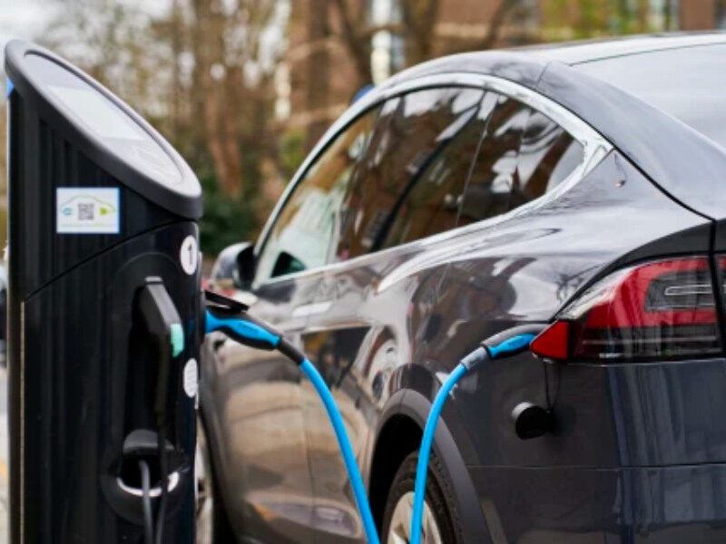 Auto elettrica in ricarica noleggio lungo termine