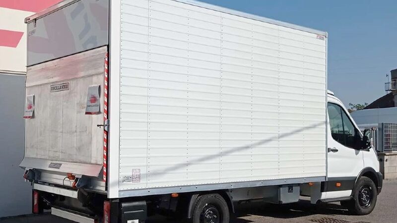 Ford Transit furgonato con sponda idraulica
