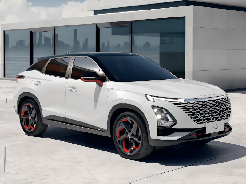 Omoda 5 bicolore a benzina lato davanti per noleggio lungo termine Trevirent