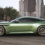 Fianco Aston Martin DB12 Coupè a noleggio thumbnail