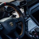 Particolare interni Lamborghini Urus S noleggio thumbnail