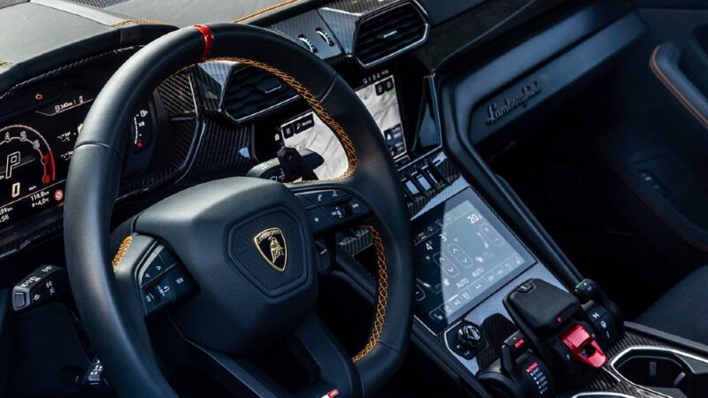 Particolare interni Lamborghini Urus S noleggio