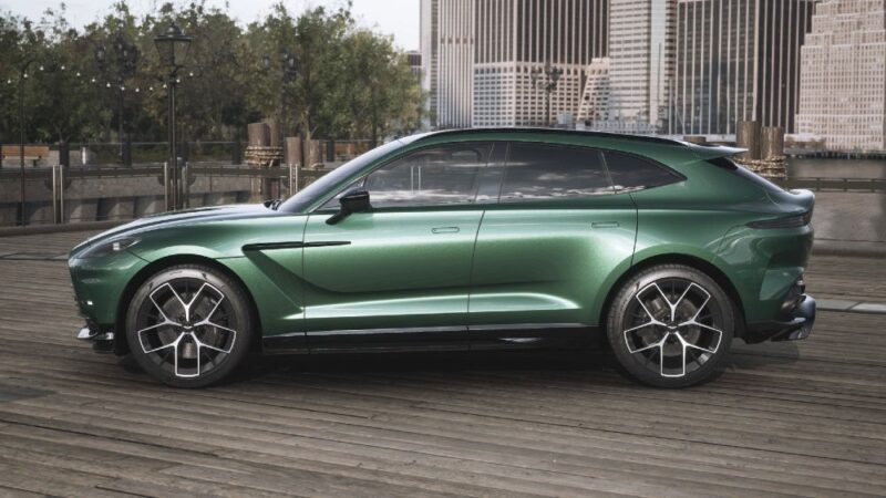 Fianco Aston Martin DBX 707 suv a noleggio