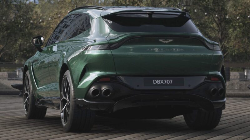 Coda Aston Martin DBX 707 suv a noleggio