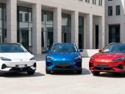 Preassegnazione auto a noleggio Trevirent – Auto provvisoria subito disponibile Tre SUV cinesi elettrici parcheggiati in una piazza moderna in Italia, simbolo della crescita dei marchi automobilistici cinesi nel mercato nazionale