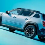 Renault 4 elettrica 40kWh Evolution Urban Range Sport vista dall’alto con tetto apribile, colore grigio su fondo azzurro in noleggio a lungo termine Trevirent thumbnail