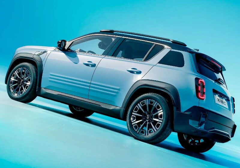 Renault 4 elettrica 40kWh Evolution Urban Range Sport vista dall’alto con tetto apribile, colore grigio su fondo azzurro in noleggio a lungo termine Trevirent