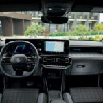 Interni Renault 4 elettrica 40kWh Evolution con volante multifunzione, cruscotto digitale e display centrale thumbnail