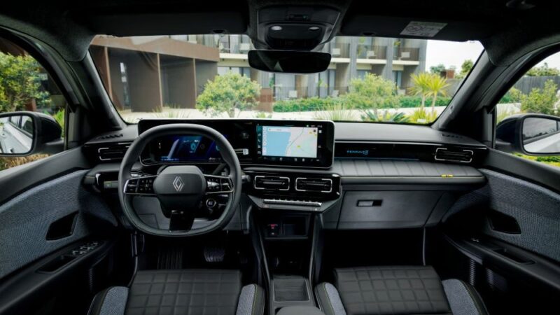 Interni Renault 4 elettrica 40kWh Evolution con volante multifunzione, cruscotto digitale e display centrale