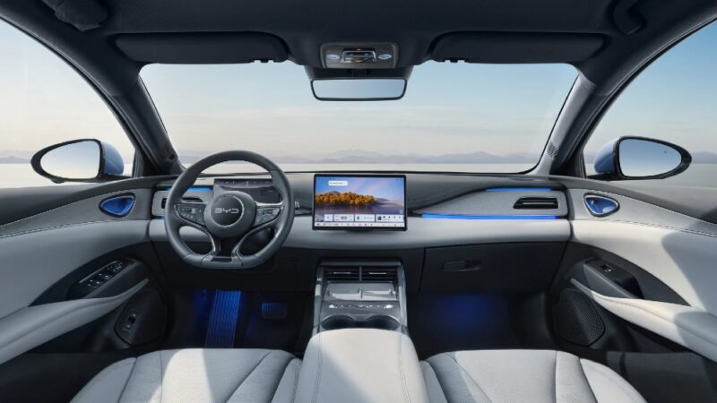 Byd Seal 6 dm i touring interni con vista posto guida e schermo